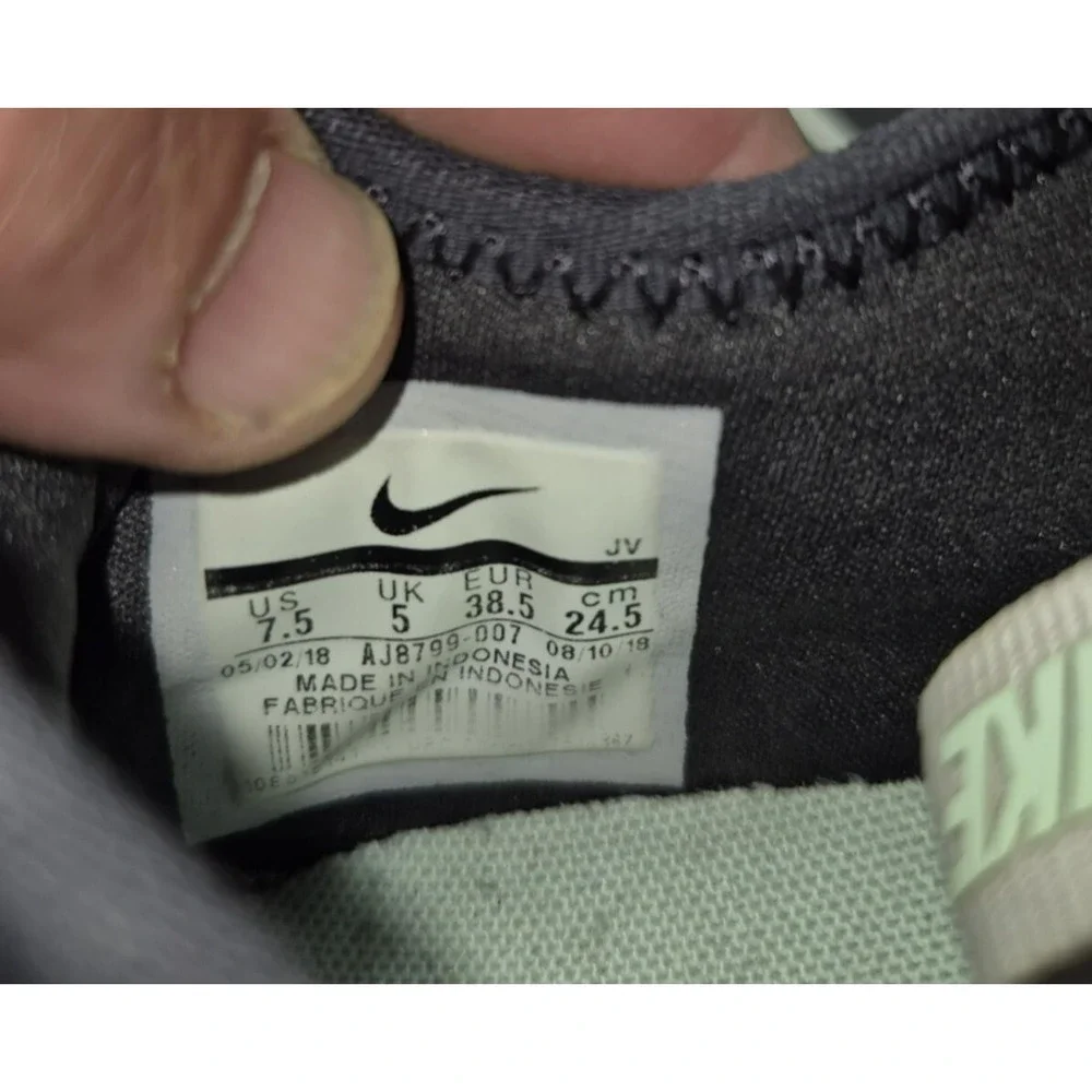 Nike women's tennis shoe navy with seafoam green‎ swoosh logo sz 7.5 lightweight